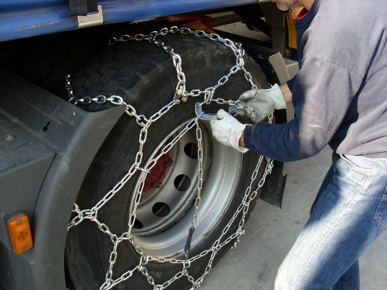 Chaine à neige camion Chainage d'un poids lourd