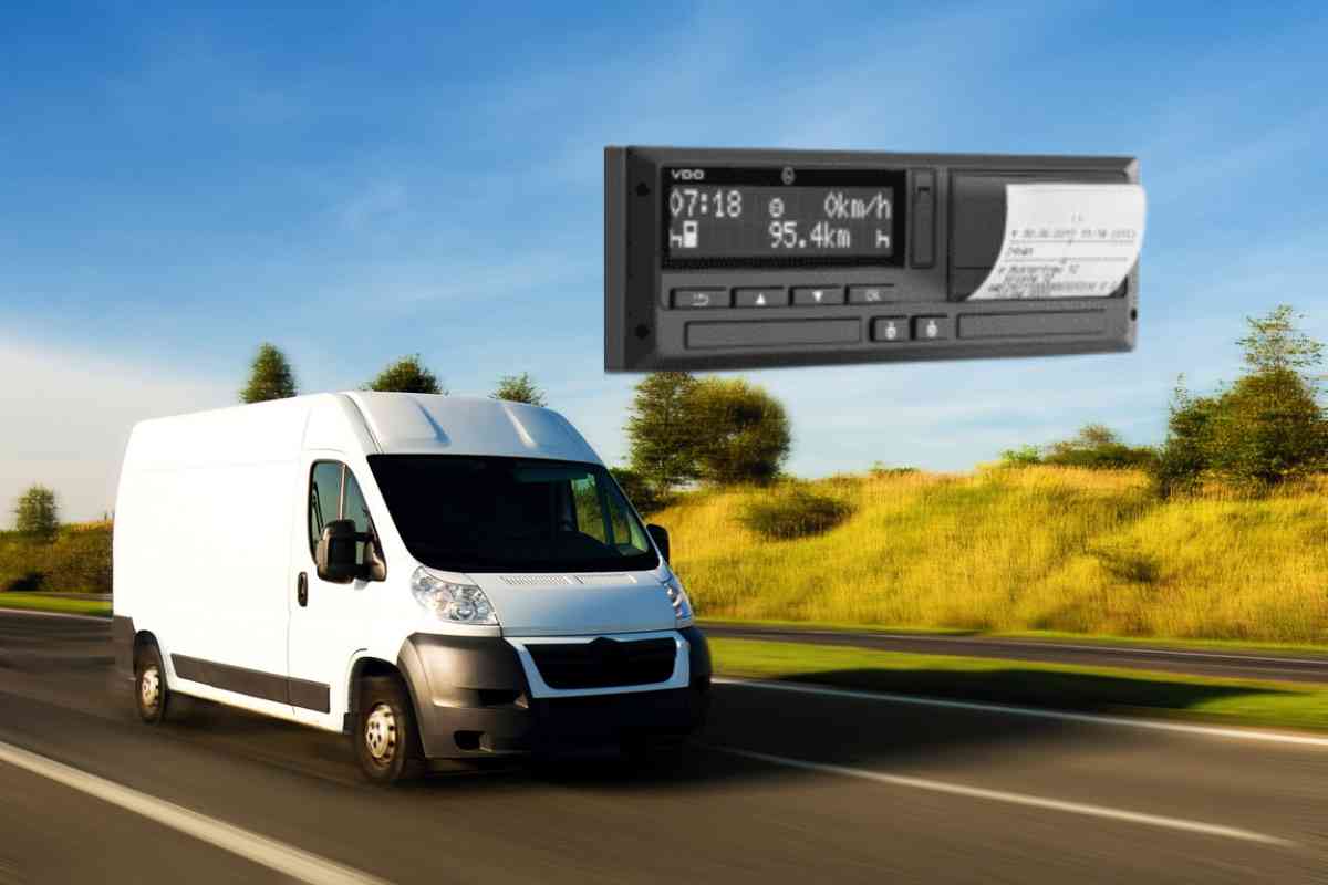 Chronotachygraphe numérique VDO en gros plan avec un ticket qui en sort, affiché au-dessus d'un fourgon utilitaire blanc roulant sur une route de campagne ensoleillée.