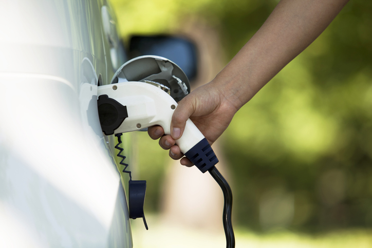 Main branchant un chargeur sur une Véhicule électrique ou hybride