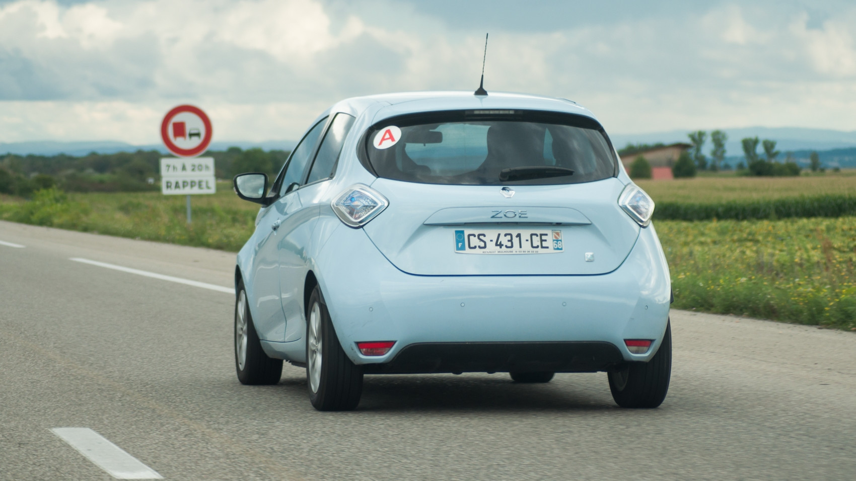 Zoé Renault sur une route. Véhicule électrique ou hybride